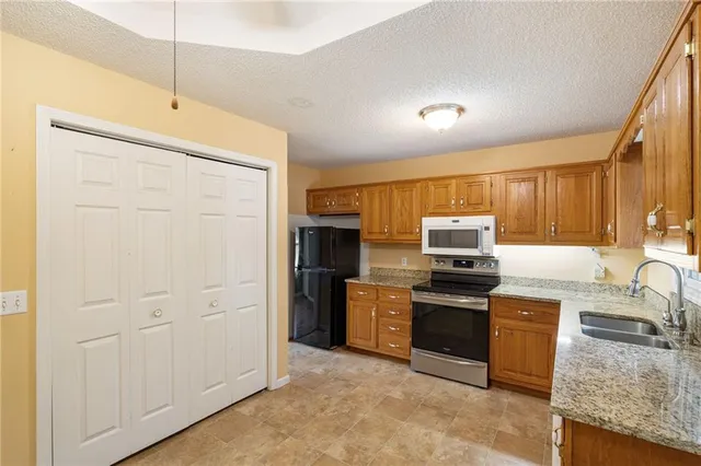 $340,000 | 1655 Sunchase Drive, Warsaw, MO 65355