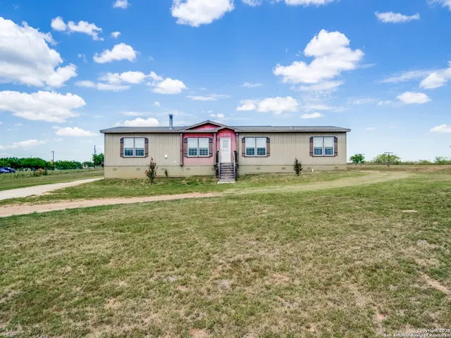 $370,000 | 252 County Road 302, Floresville, TX 78114