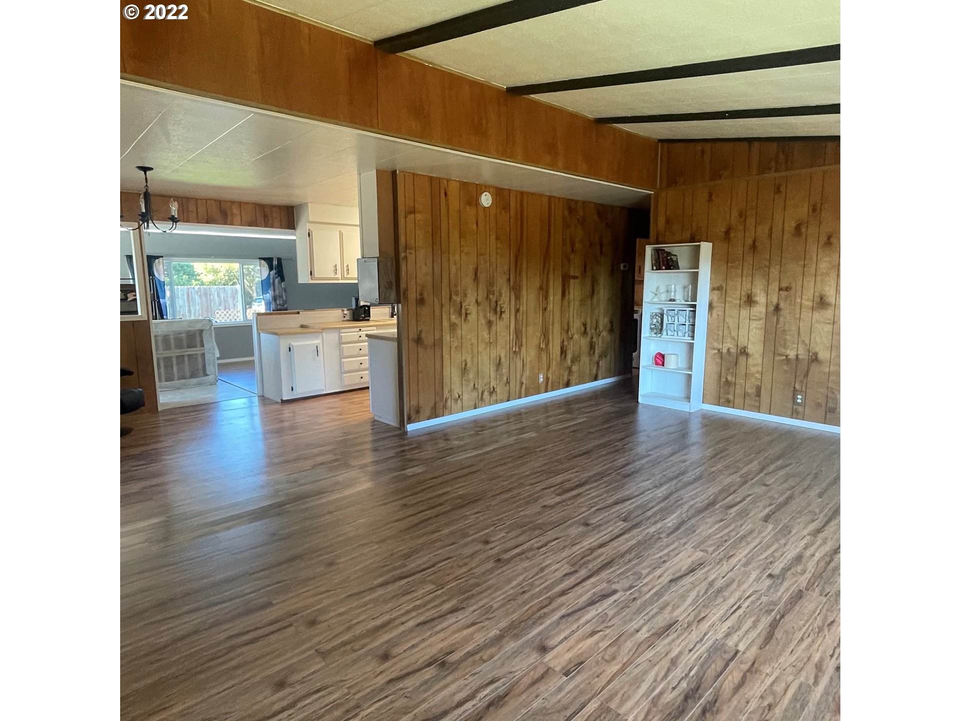 425 Myeena Loop Florence, OR 97439 - Photo 4 of 29 Living Room/Dining Room