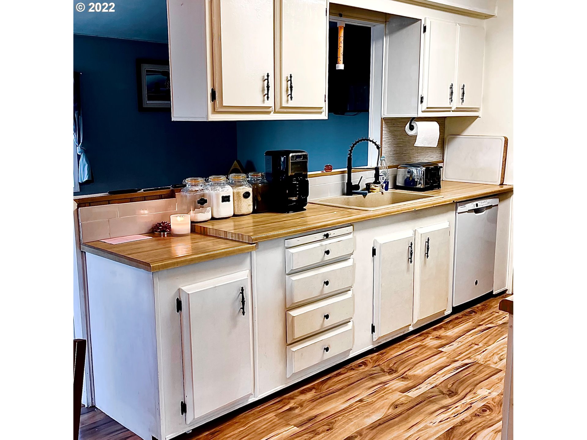 425 Myeena Loop Florence, OR 97439 - Photo 7 of 29 Kitchen