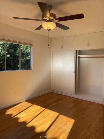 a view of empty room with a ceiling fan