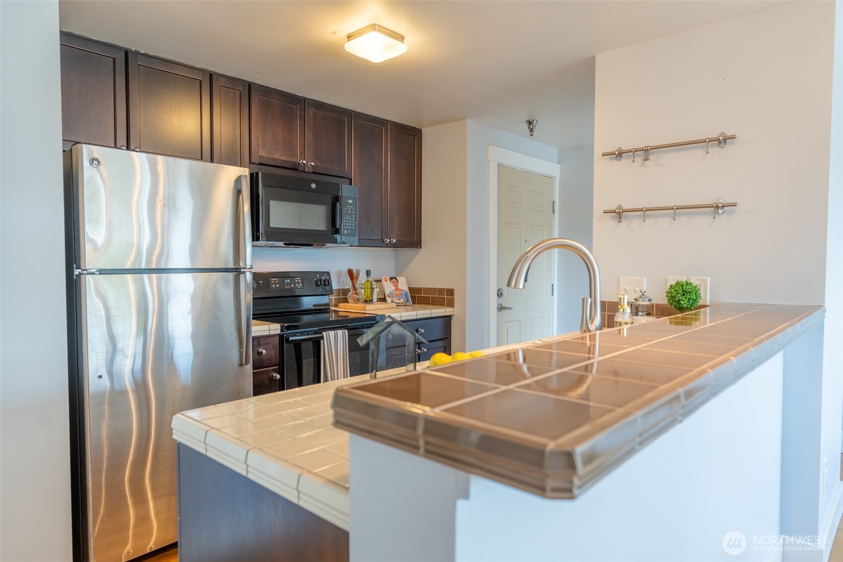 209 North 39th Street, Unit 304 Seattle, WA 98103 - Photo 6 of 24