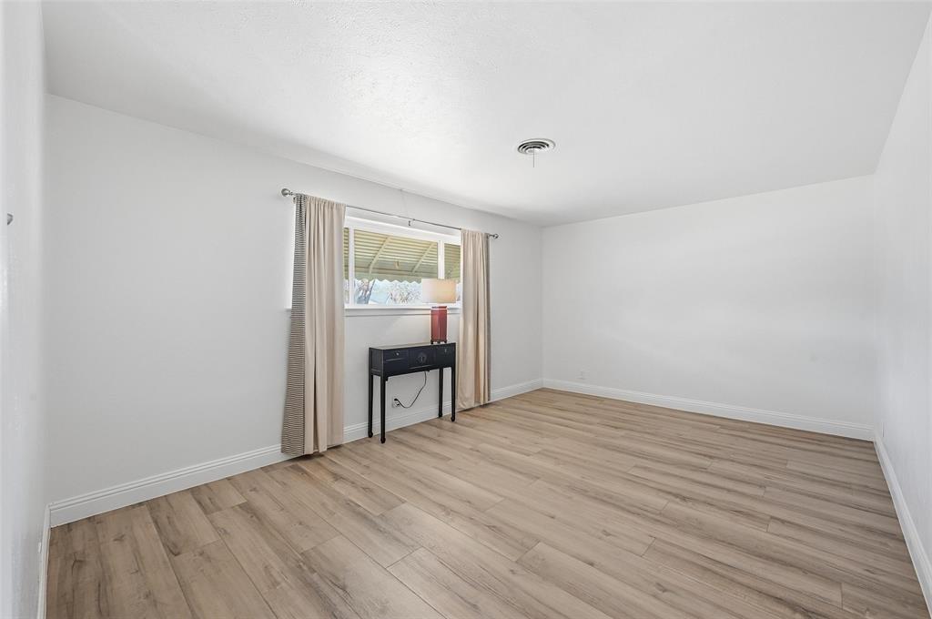 1164 Valley View Drive Hurst, TX 76053 - Photo 4 of 21 Light and bright Living room