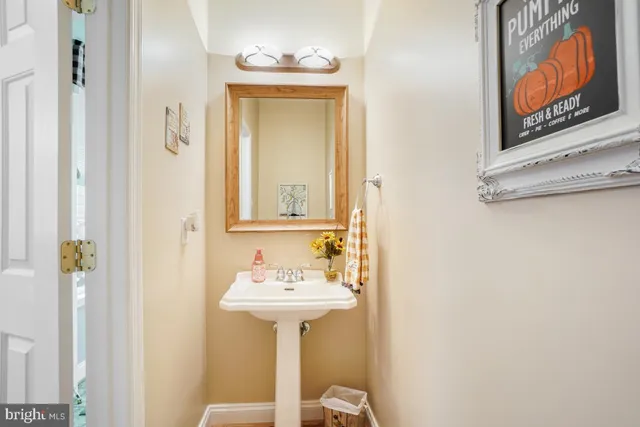 a view of a livingroom with furniture and a ceiling fan