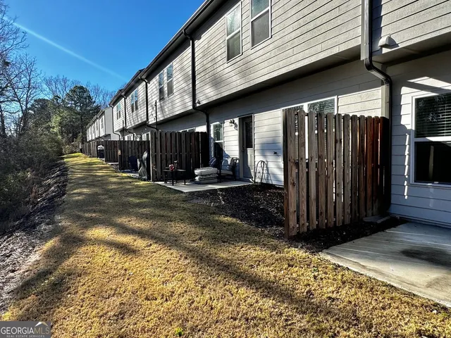 a view of a house with backyard and porch