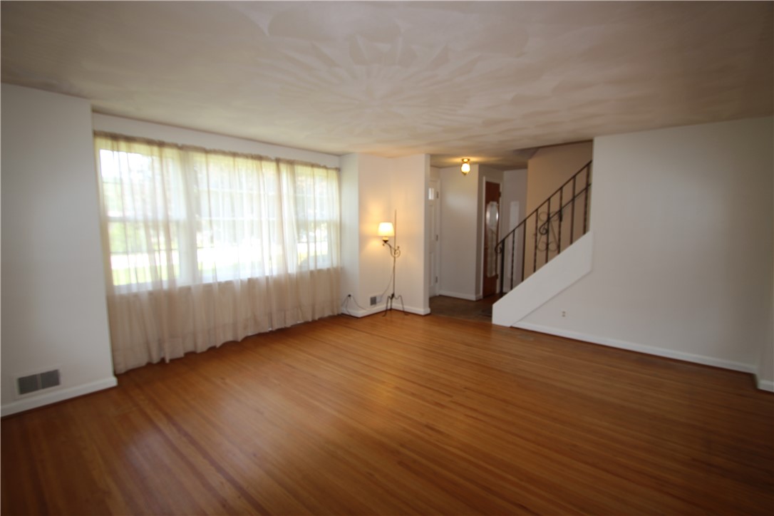 770 Victor Road Macedon, NY 14502 - Photo 9 of 40 Living Room