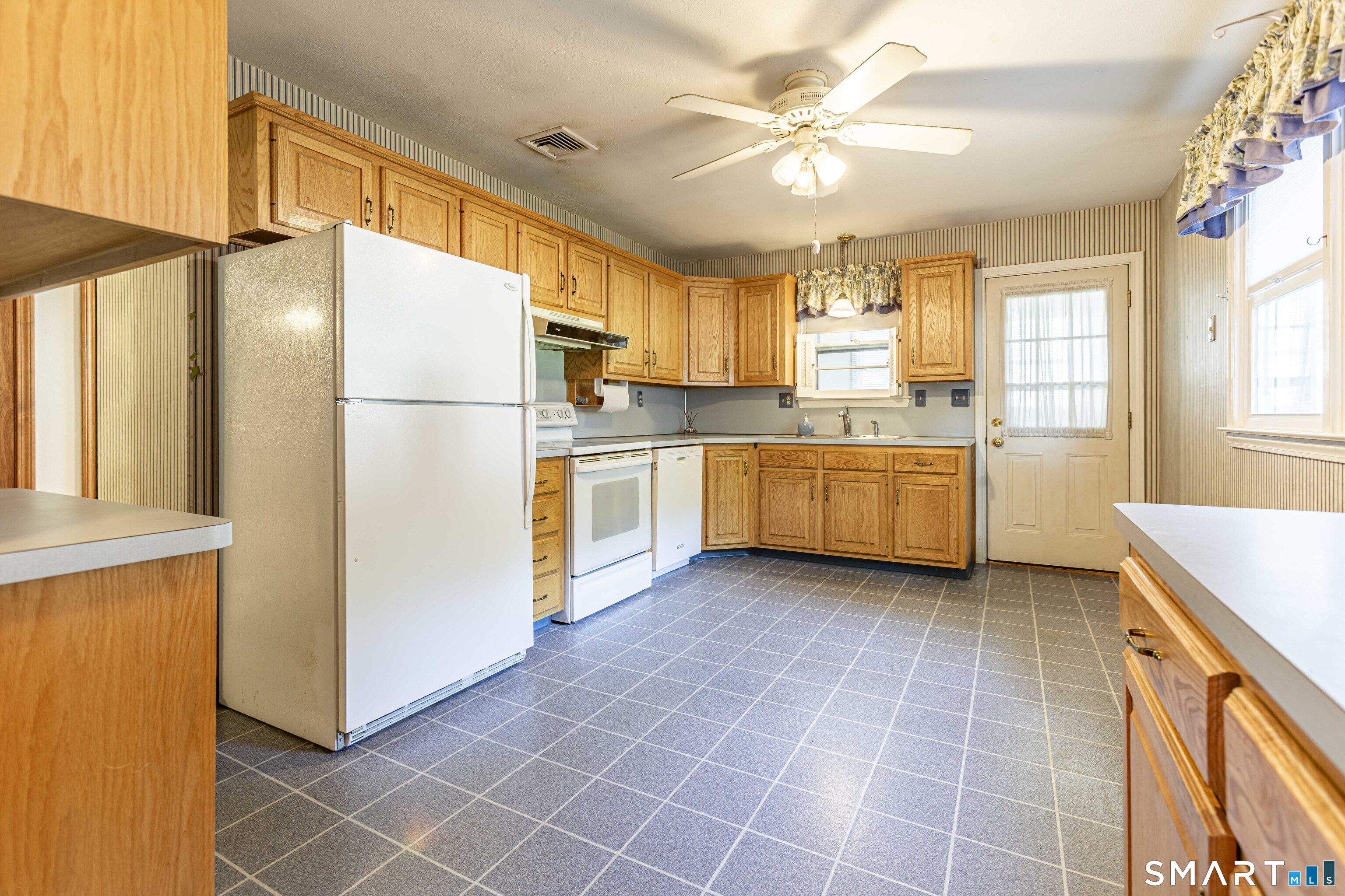 16 Philip Road Manchester, CT 06040 - Photo 2 of 23 Gallery Image 2