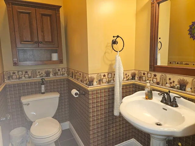 $3,000 | 688 Fox Hollow Court, DeKalb, IL 60115