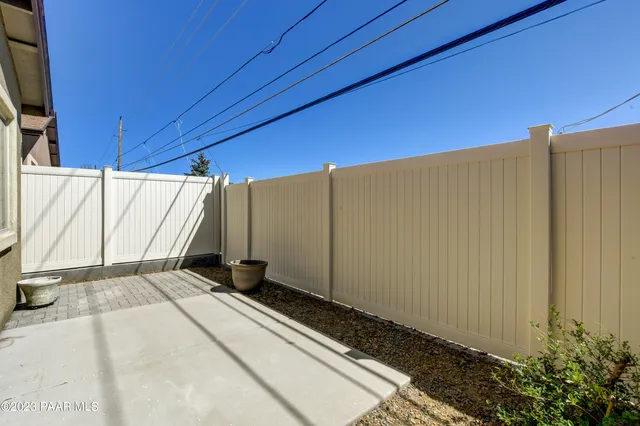 a view of a backyard
