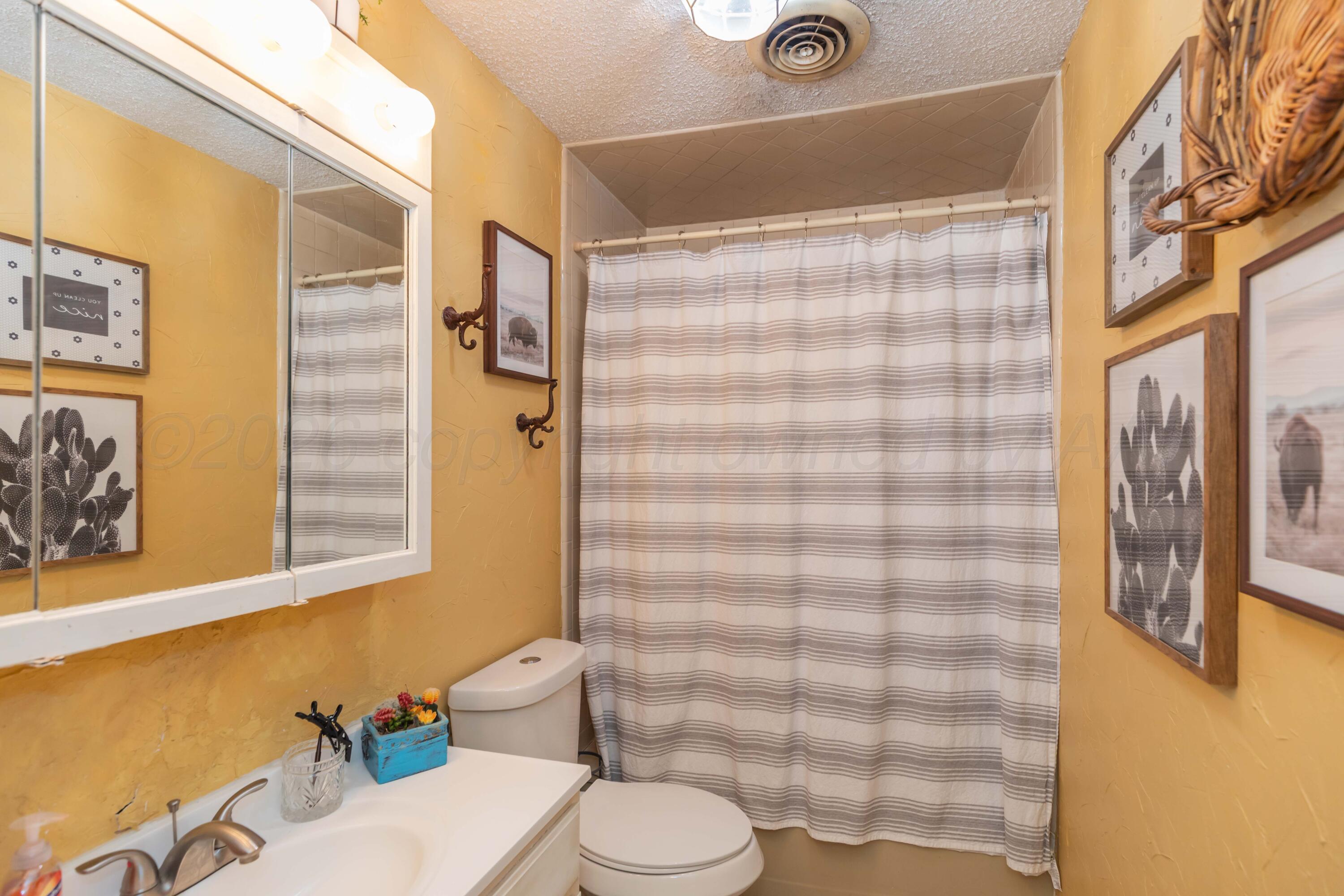 712 West 1st Street Claude, TX 79019 - Photo 24 of 53 BATHROOM 2 VIEW 1
