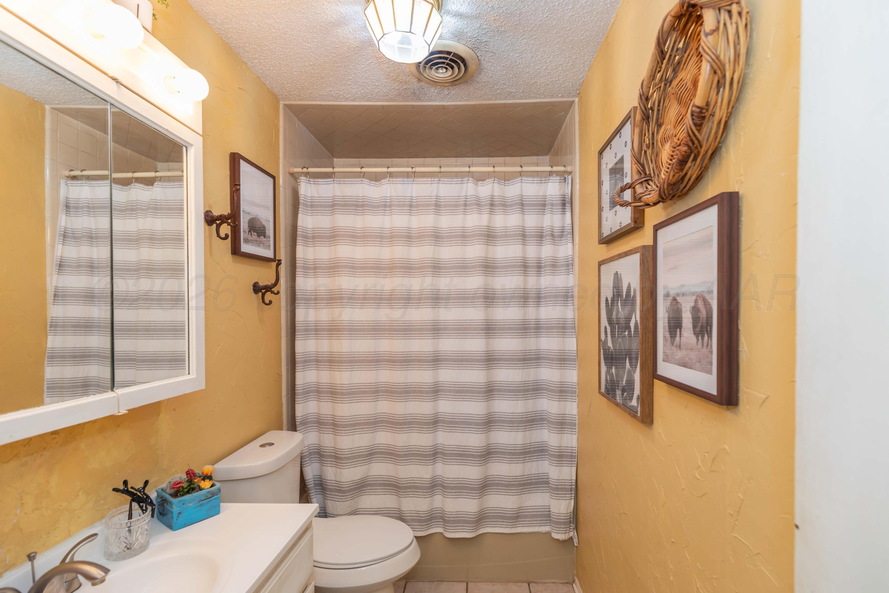 712 West 1st Street Claude, TX 79019 - Photo 25 of 53 BATHROOM 2 VIEW 2