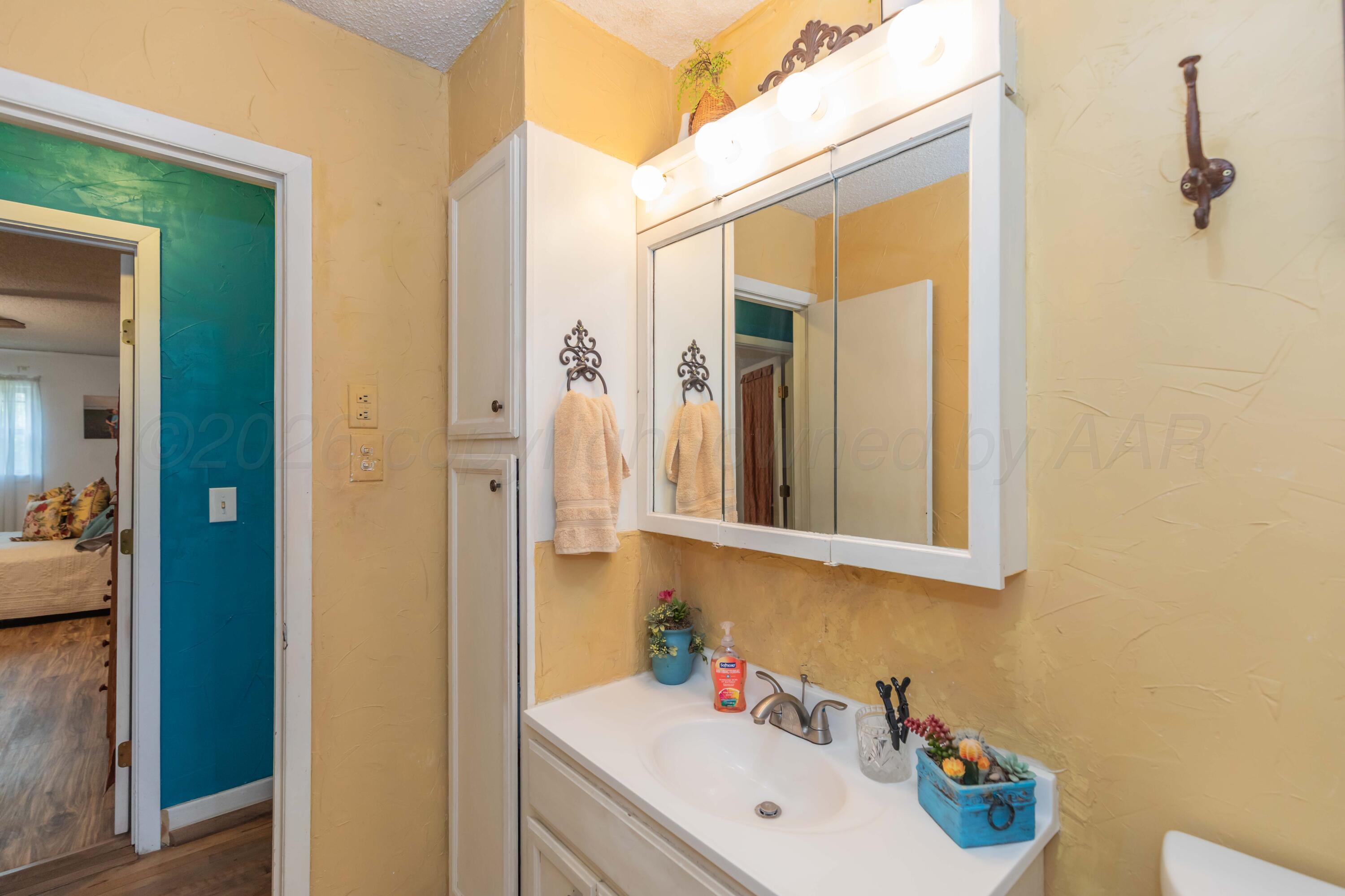 712 West 1st Street Claude, TX 79019 - Photo 26 of 53 BATHROOM 2 VIEW 3