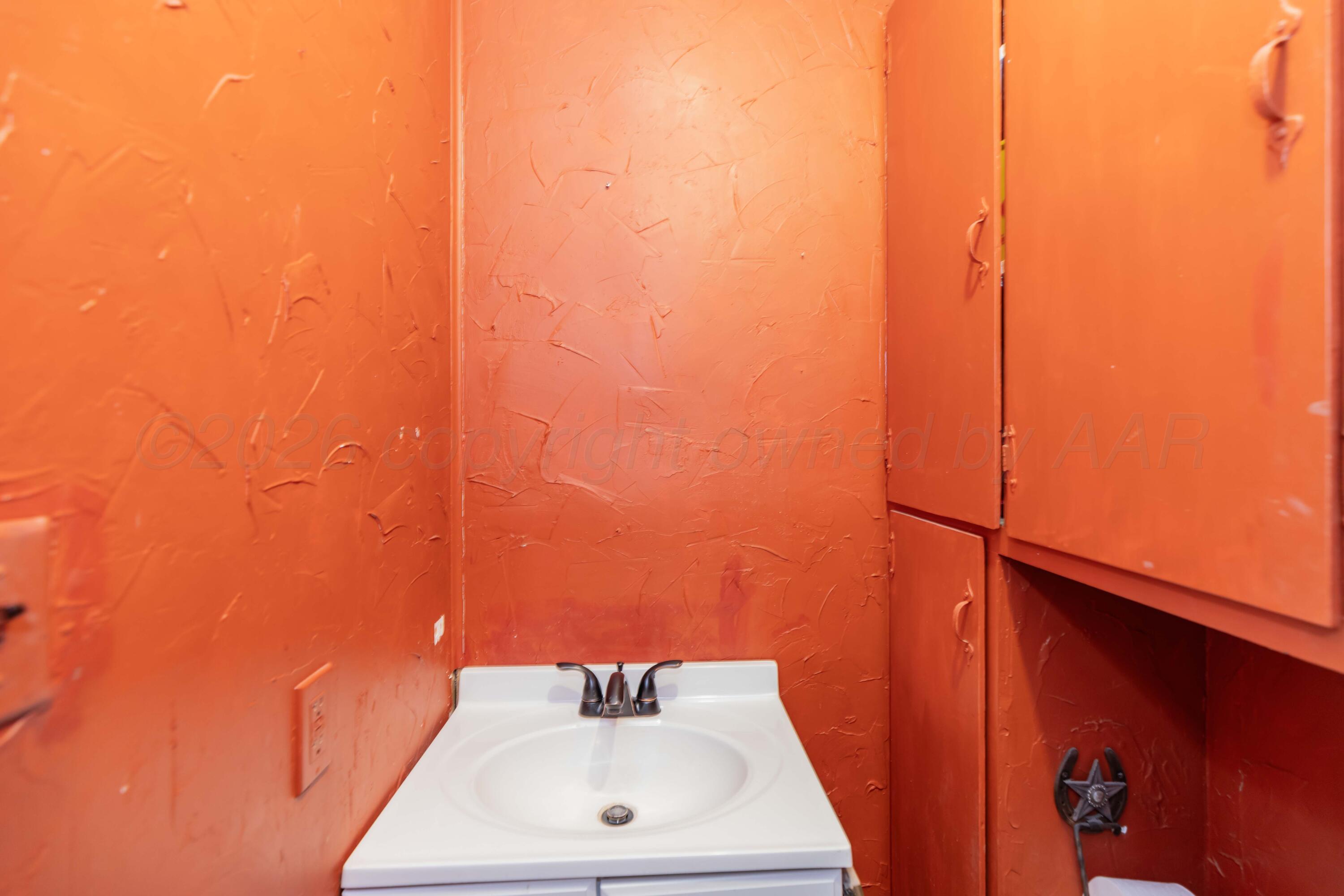 712 West 1st Street Claude, TX 79019 - Photo 30 of 53 BATHROOM 3 VIEW 1