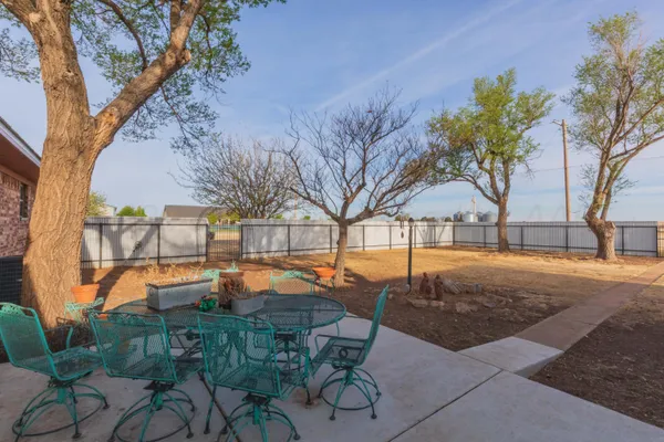 $376,436 | 712 West 1st Street, Claude, TX 79019