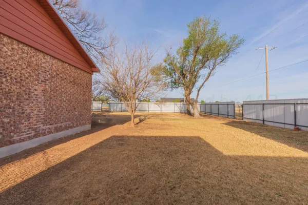 $376,436 | 712 West 1st Street, Claude, TX 79019