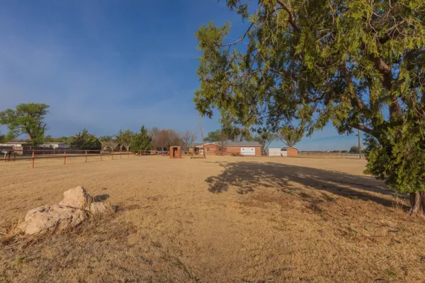 $376,436 | 712 West 1st Street, Claude, TX 79019