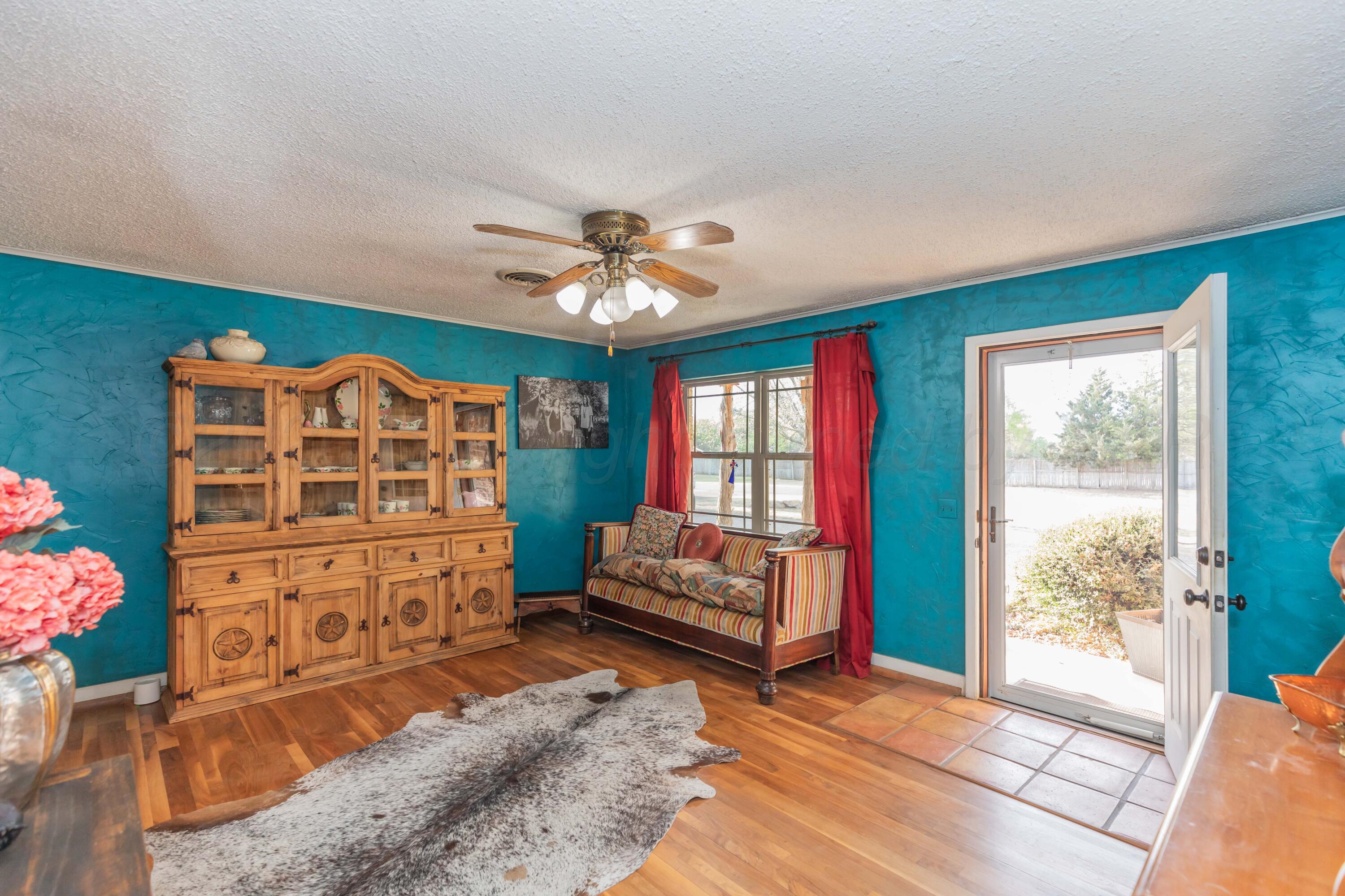 712 West 1st Street Claude, TX 79019 - Photo 7 of 53 LIVING ROOM VIEW 2