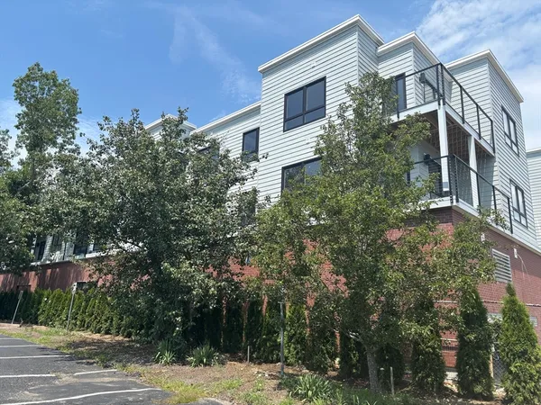 $2,800 | 1391 Main Street, Unit 208, Walpole, MA 02081