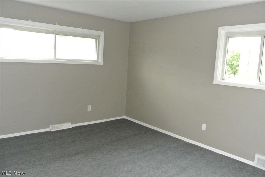 2083 Green Road Cleveland, OH 44121 - Photo 13 of 33