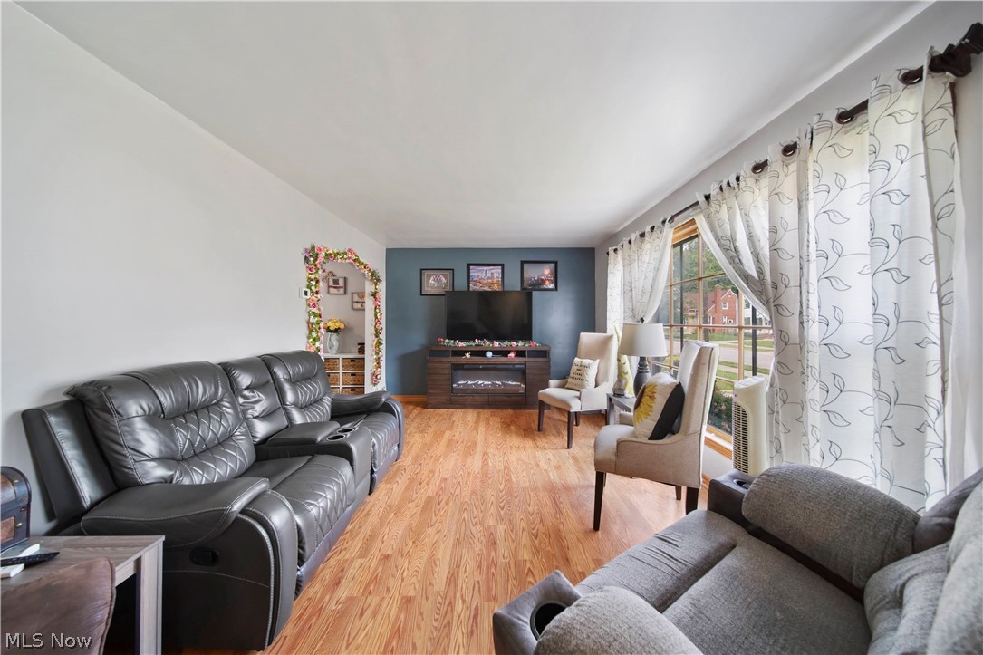 4346 Ardmore Road South Euclid, OH 44121 - Photo 7 of 29 Living room