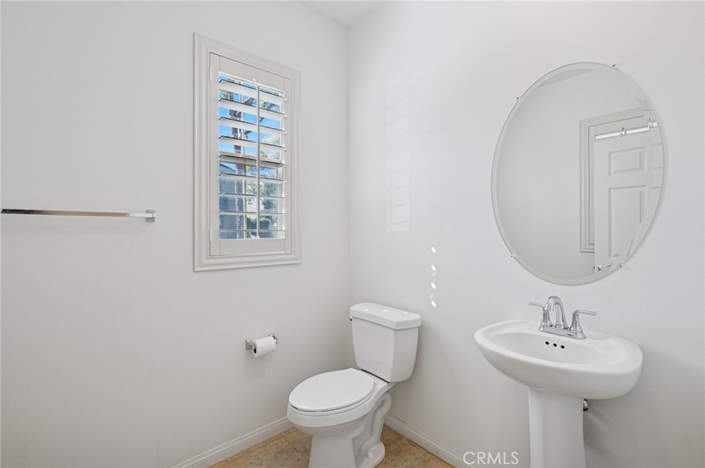 93 Keepsake Irvine, CA 92618 - Photo 21 of 25 a bathroom with a sink toilet and a mirror