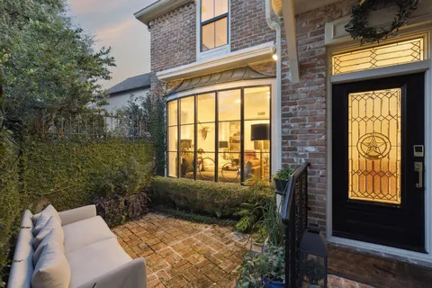 a view of entryway front of house