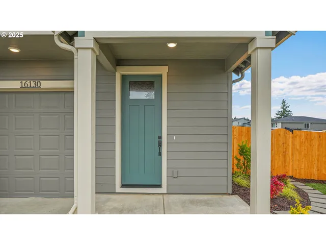 a black and white photo of a building
