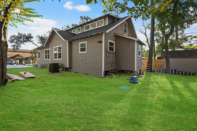 a view of a house with backyard