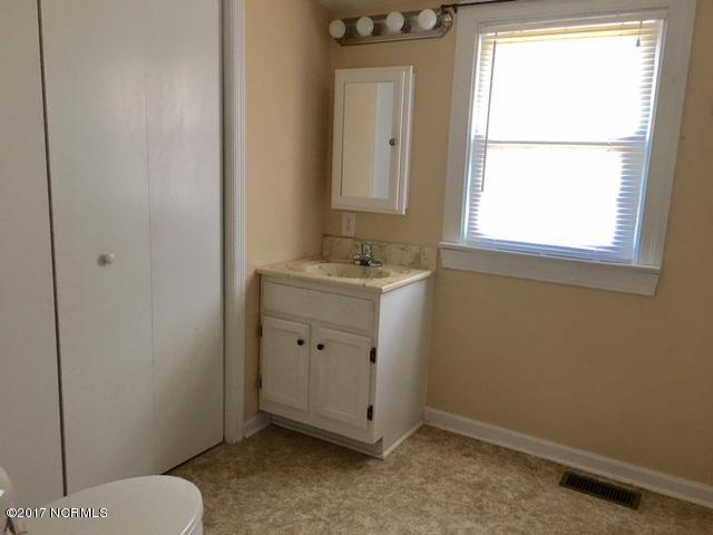 3795 Rouse Loop Road La Grange, NC 28551 - Photo 7 of 8 3795 Rouse Loop bath