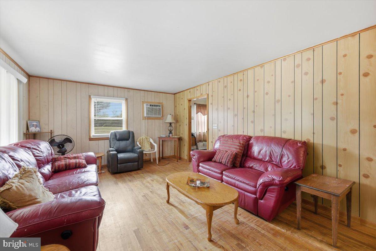 6010 Dobson Road Hurlock, MD 21643 - Photo 5 of 21 04-Living Room