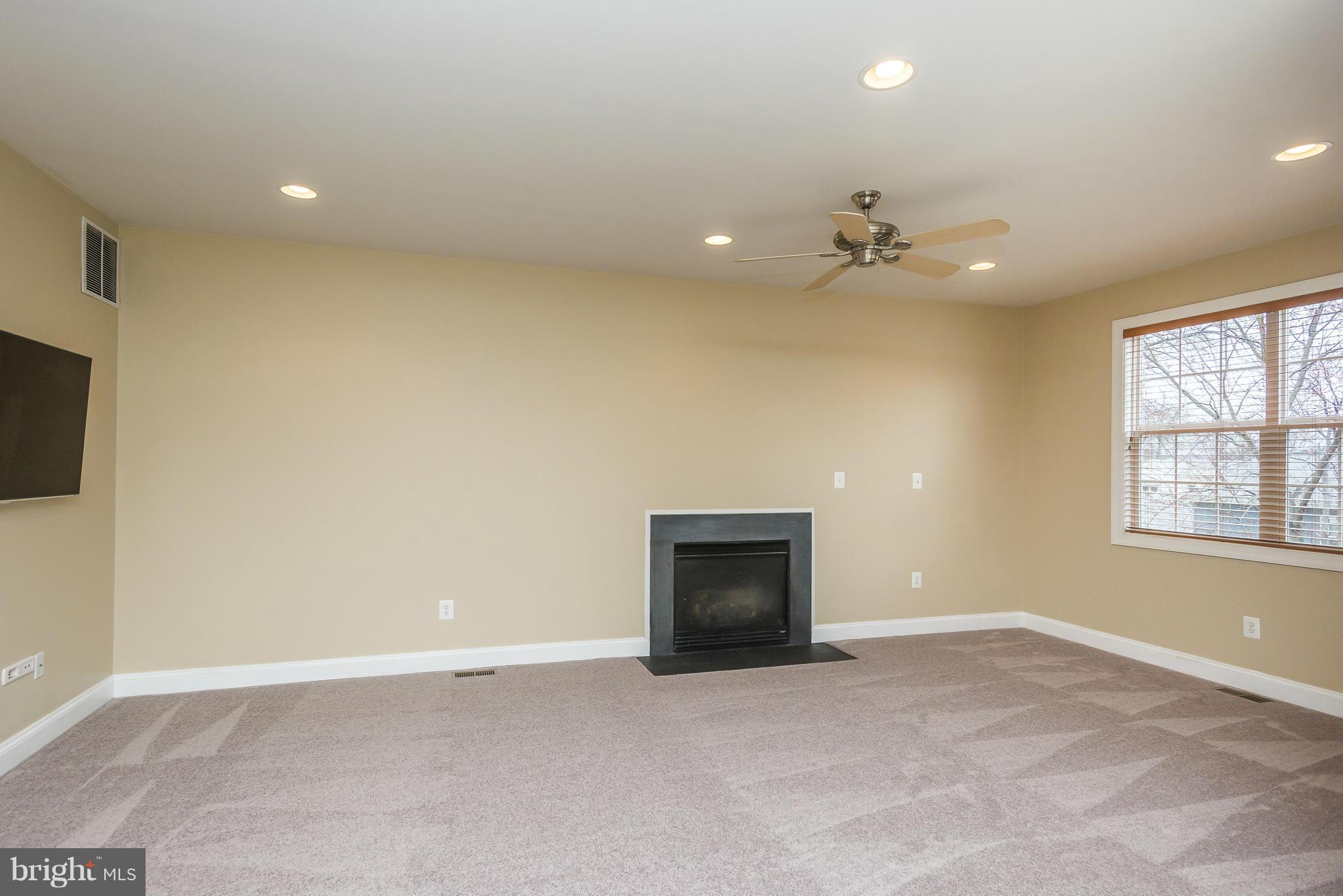 599 Londontown Road Edgewater, MD 21037 - Photo 11 of 30 Family Room