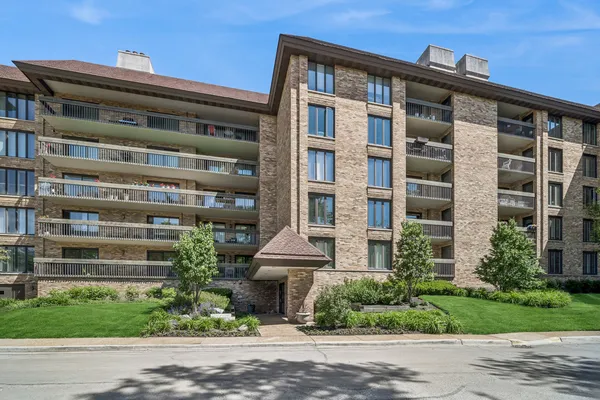 $449,900 | 1621 Mission Hills Road, Unit 404, Northbrook, IL 60062