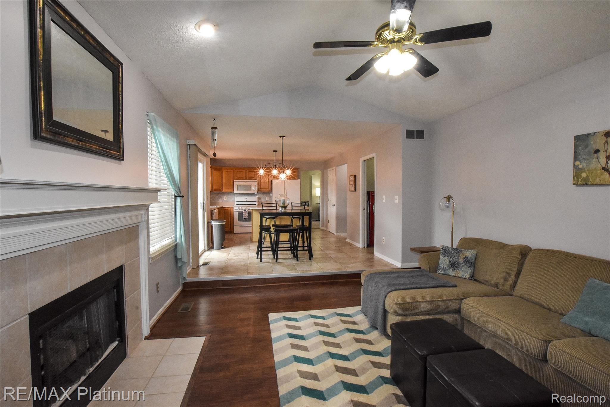 2381 Summit Cedar Howell, MI 48855 - Photo 5 of 32 DSC_8645.jpg