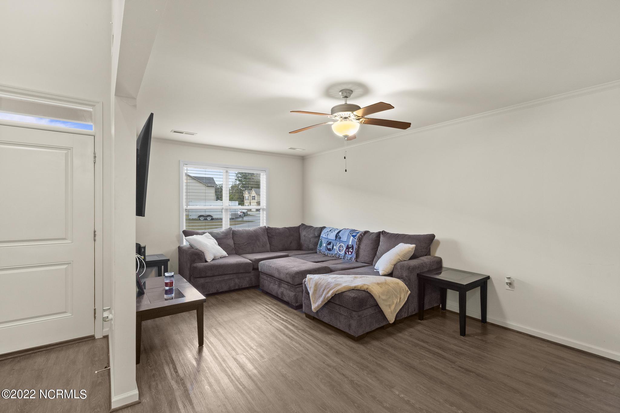 310 Glenellen Loop Road Midway Park, NC 28544 - Photo 4 of 20 310 glenellen livingroom