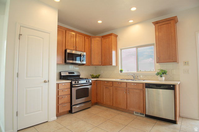 3365 Falcon Way Layton, UT 84040 - Photo 2 of 27 Kitchen