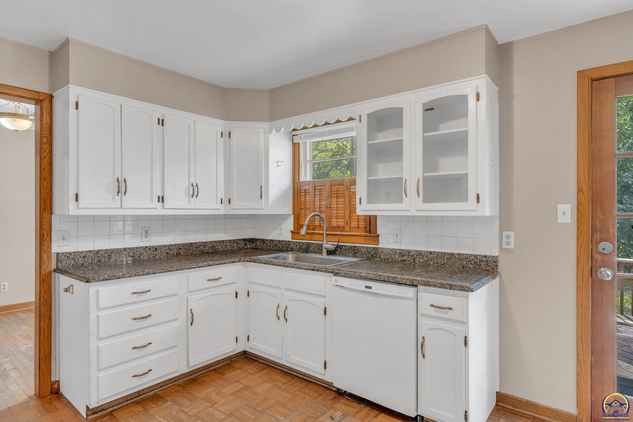 1635 Southwest Burnett Road Topeka, KS 66604 - Photo 13 of 36