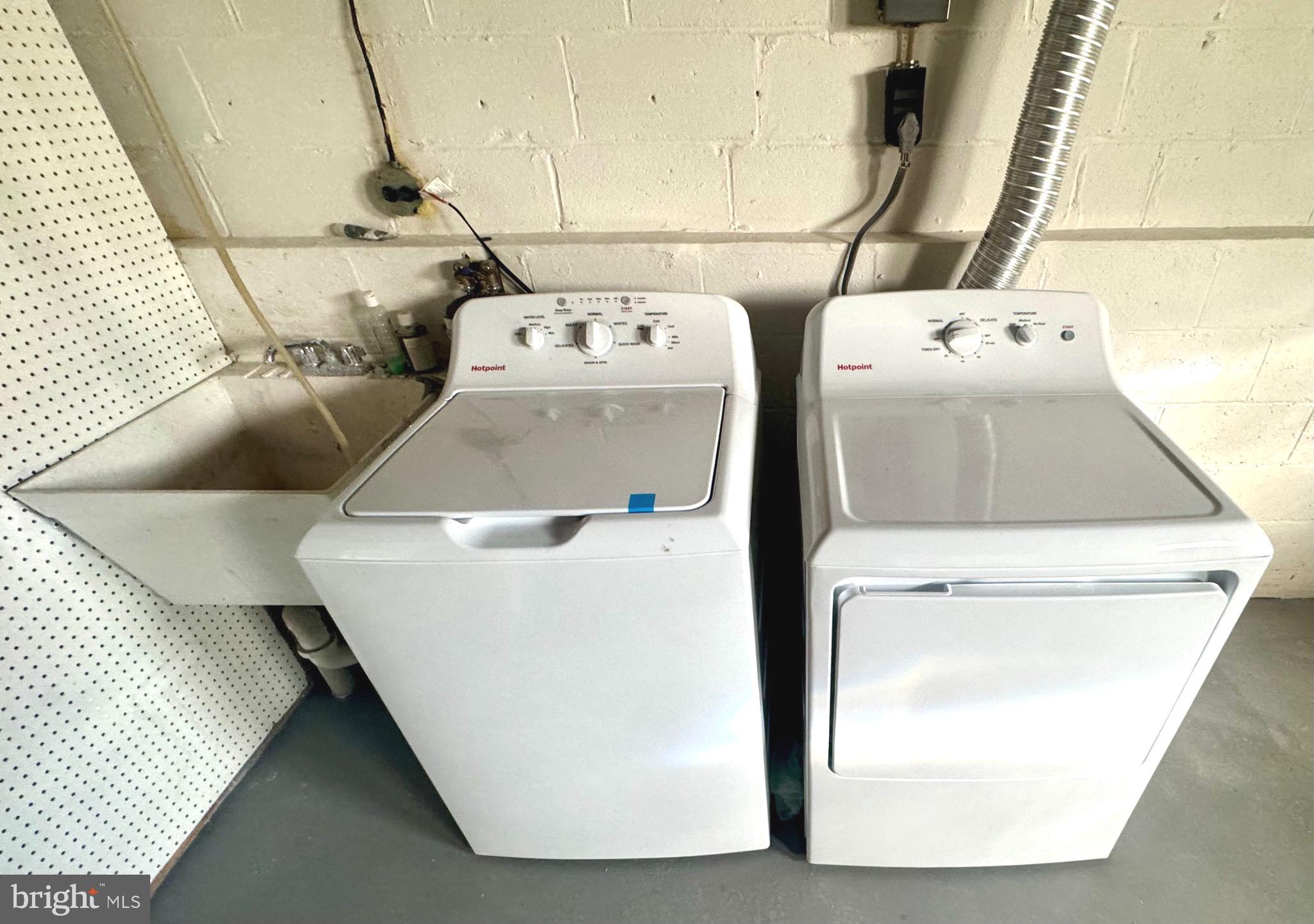 1204 St Andrews Way Baltimore, MD 21239 - Photo 12 of 15 a utility room with dryer and washer
