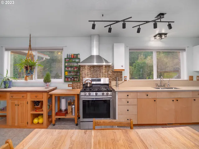 $830,000 | 375 Porter Creek Road, Winston, OR 97496