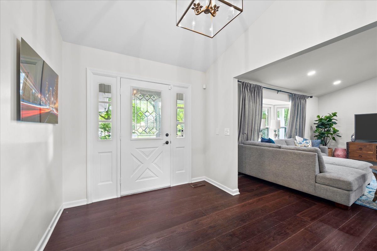 308 Signe Court Lake Bluff, IL 60044 - Photo 4 of 29 a living room with furniture and windows