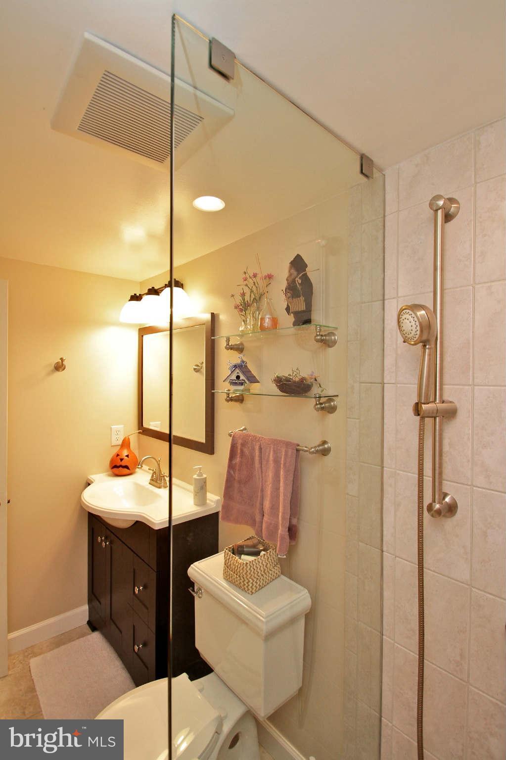 2014 Adams Hill Road Vienna, VA 22182 - Photo 15 of 30 Bath