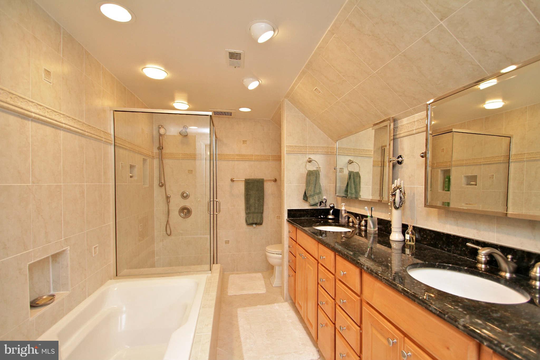 2014 Adams Hill Road Vienna, VA 22182 - Photo 20 of 30 Bath (Master)