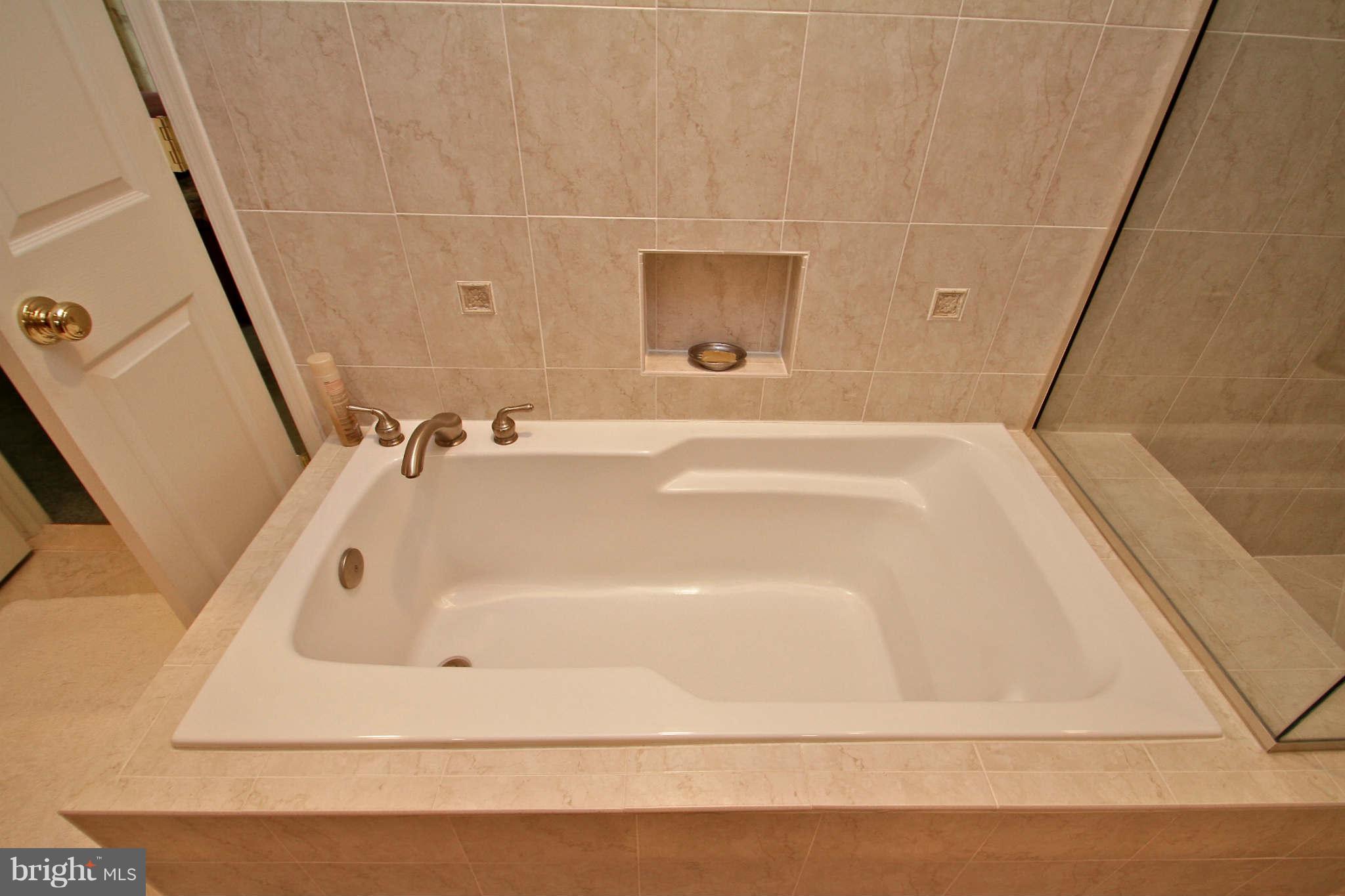2014 Adams Hill Road Vienna, VA 22182 - Photo 21 of 30 Bath (Master)