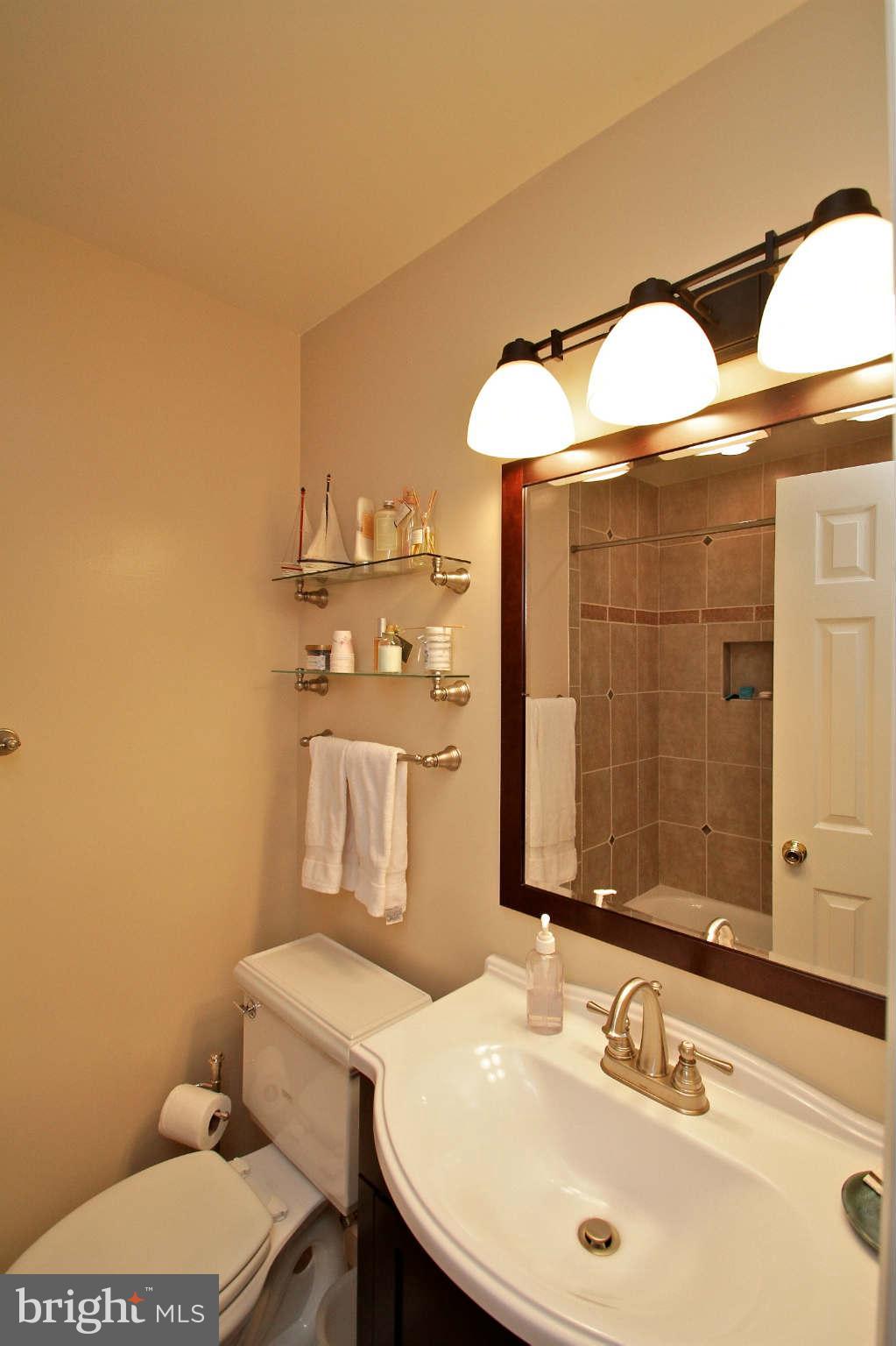 2014 Adams Hill Road Vienna, VA 22182 - Photo 25 of 30 Bath