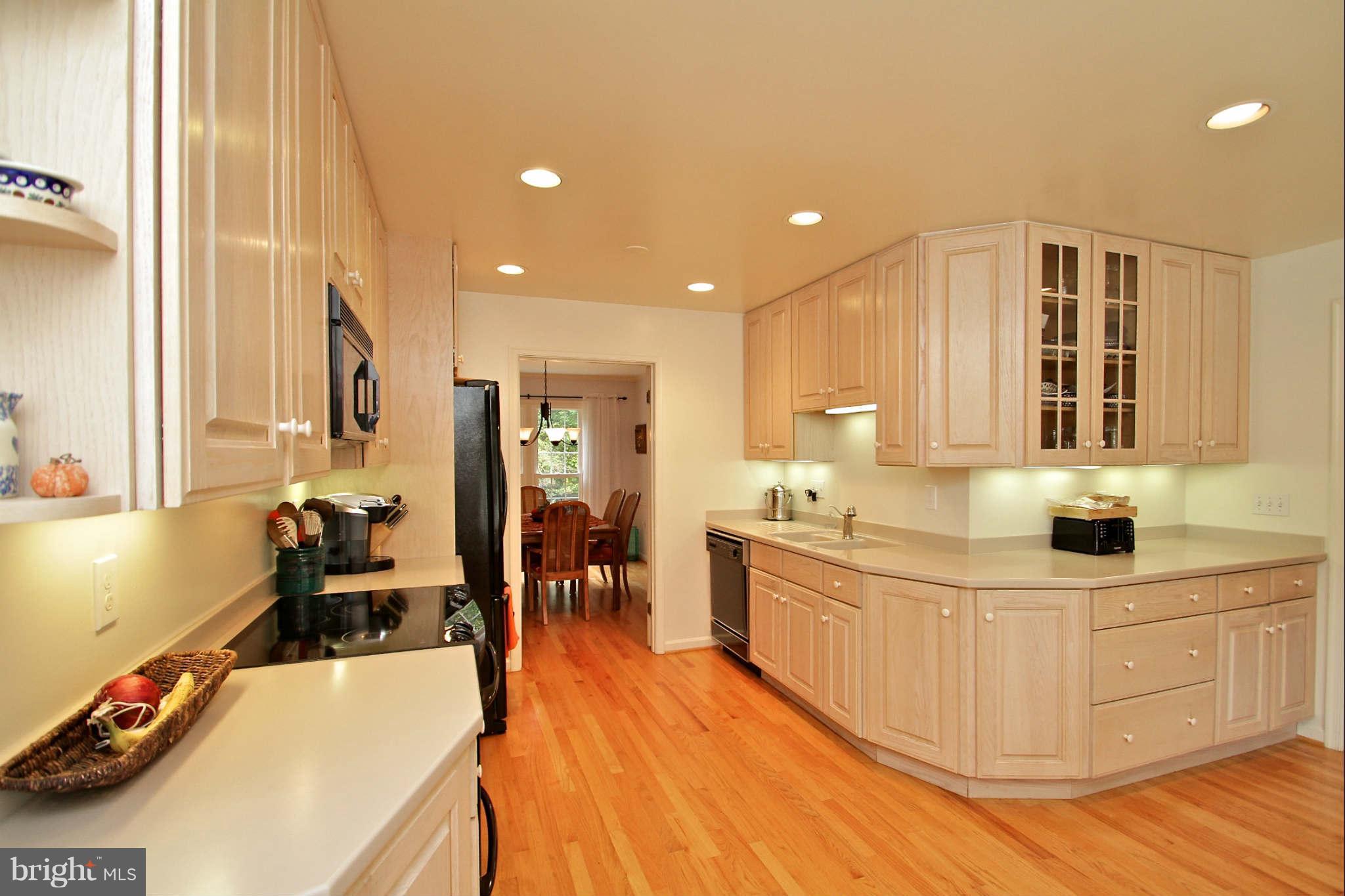 2014 Adams Hill Road Vienna, VA 22182 - Photo 9 of 30 Kitchen