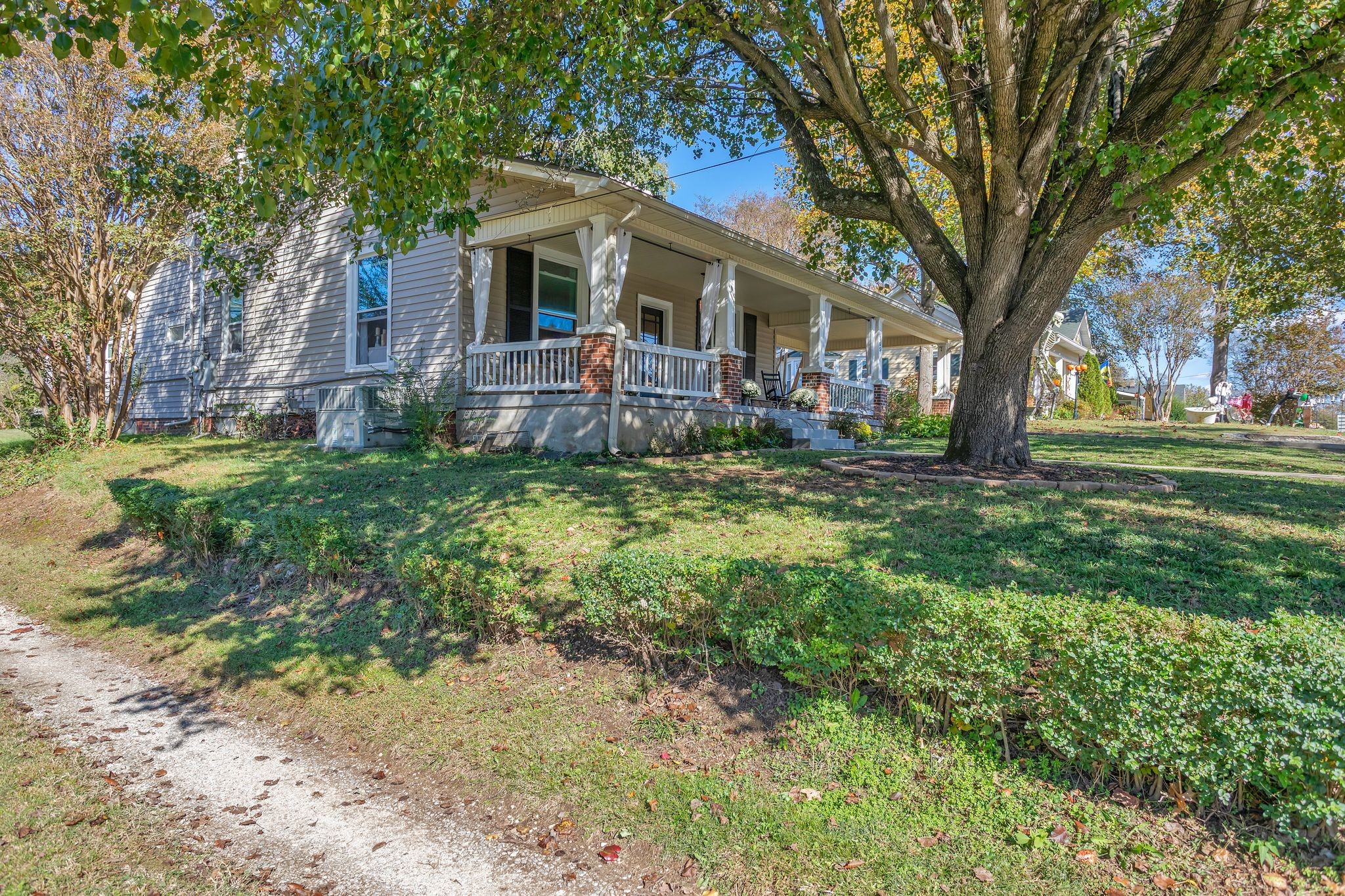 105 3rd Avenue Columbia, TN 38401 - Photo 2 of 21 a view of a yard in front of a house with plants and large trees