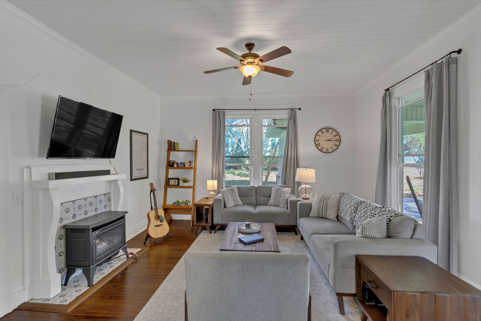 105 3rd Avenue Columbia, TN 38401 - Photo 5 of 21 a living room with furniture a fireplace and a flat screen tv