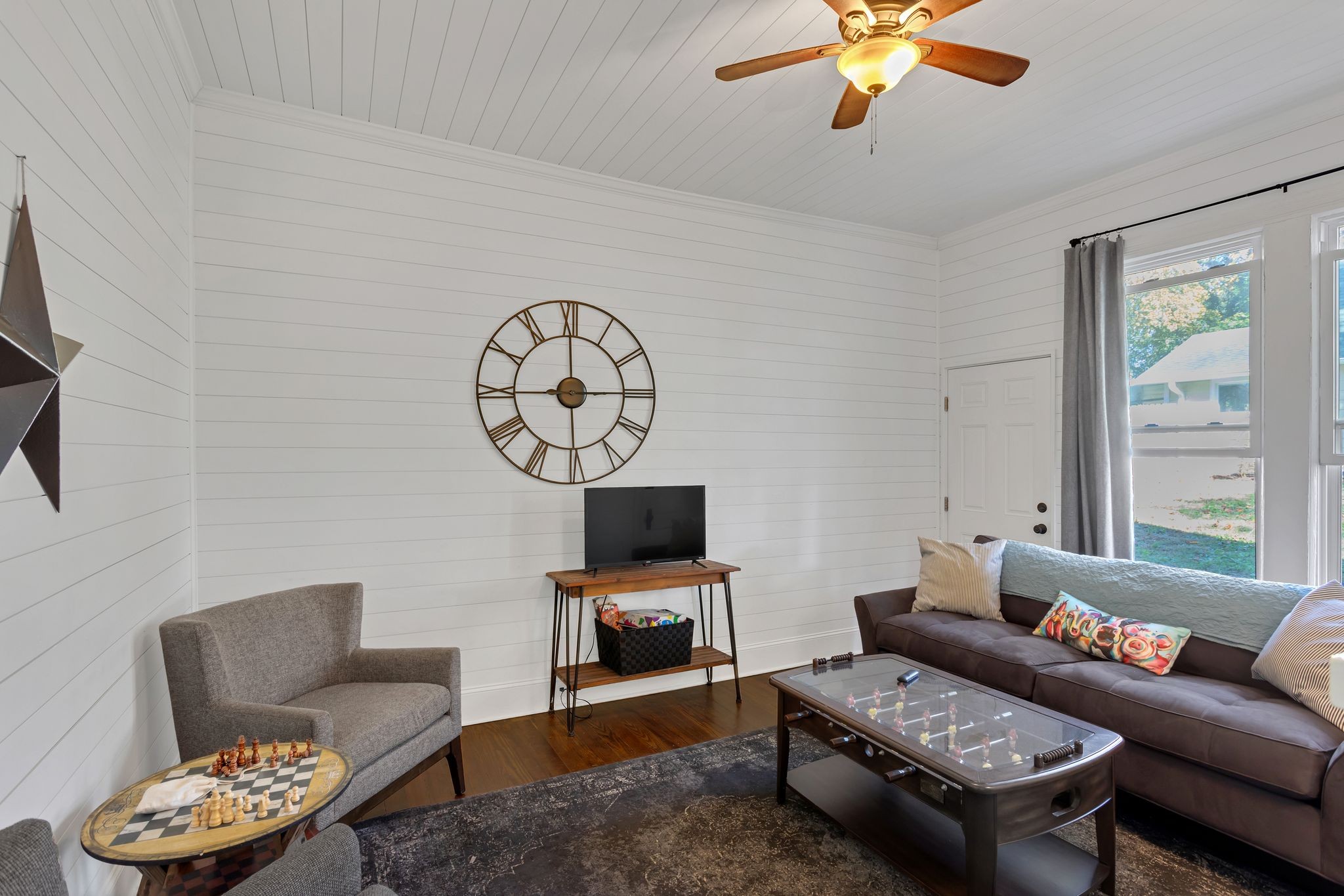 105 3rd Avenue Columbia, TN 38401 - Photo 6 of 21 a living room with furniture a rug and a window