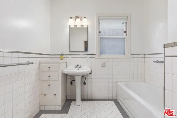 $3,650 | 441 1/2 South Palm Drive, Beverly Hills, CA 90212
