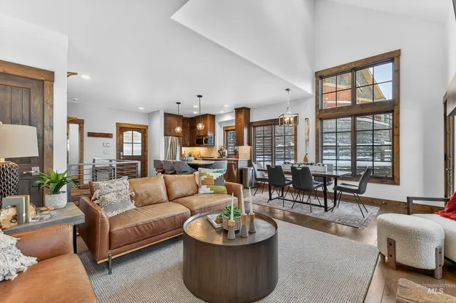 $1,195,000 | 71 Golden Bar Court, Donnelly, ID 83615