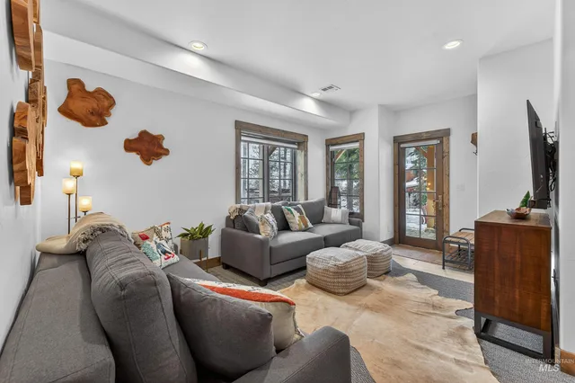 $1,195,000 | 71 Golden Bar Court, Donnelly, ID 83615